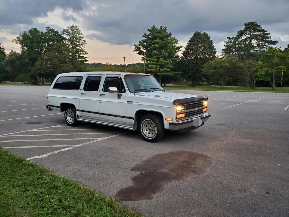 1990 Chevrolet Suburban 7th Gen - Image 2 of 31