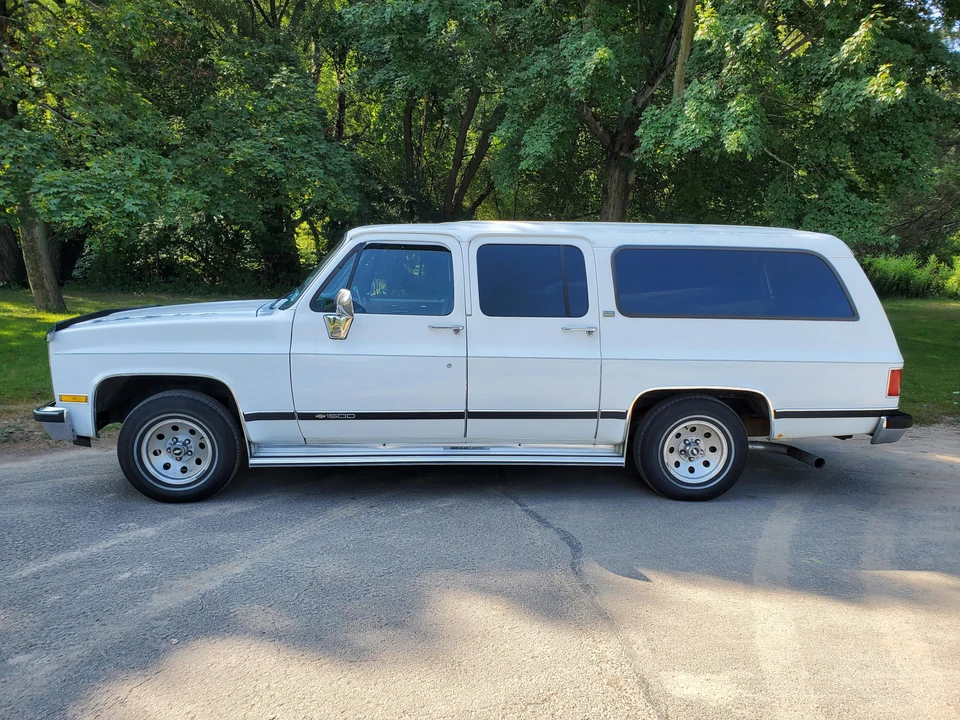 1990 Chevrolet Suburban 7th Gen - Image 8 of 31