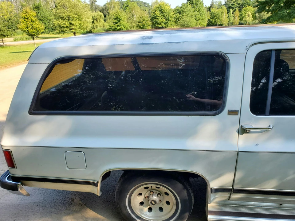 1990 Chevrolet Suburban 7th Gen - Image 11 of 31
