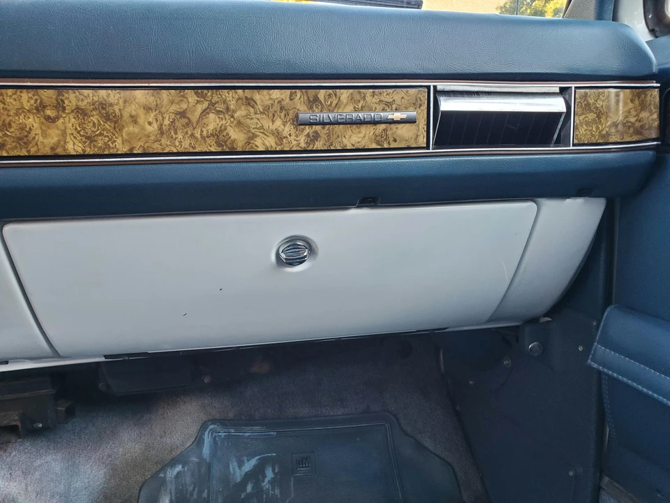 1990 Chevrolet Suburban 7th Gen - Image 20 of 31