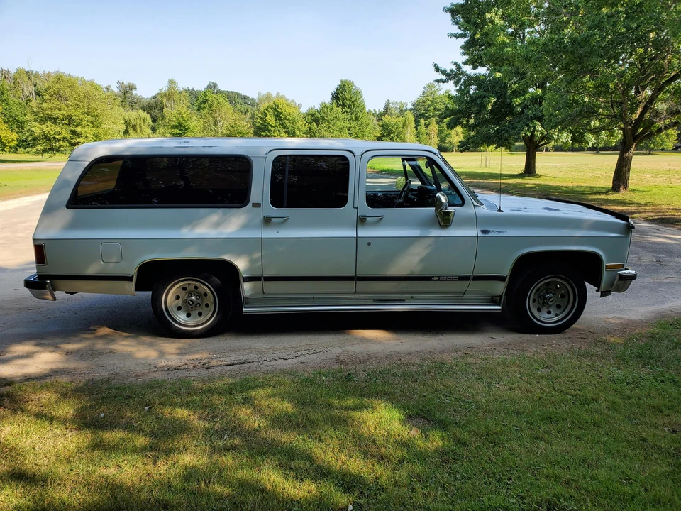 1990 Chevrolet Suburban 7th Gen - Image 9 of 31