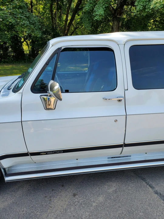 1990 Chevrolet Suburban 7th Gen - Image 21 of 31