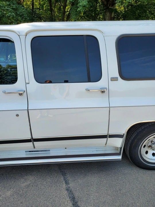1990 Chevrolet Suburban 7th Gen - Image 24 of 31