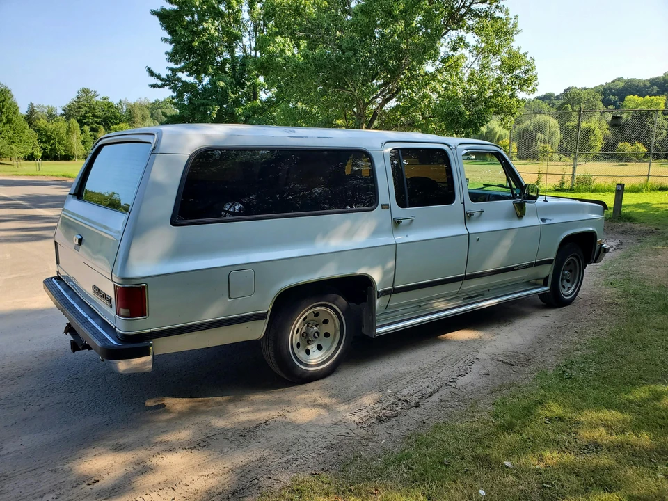 1990 Chevrolet Suburban 7th Gen - Image 4 of 31