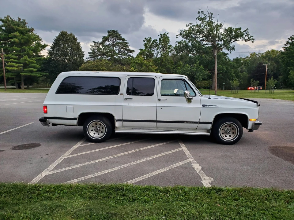 1990 Chevrolet Suburban 7th Gen - Image 3 of 31