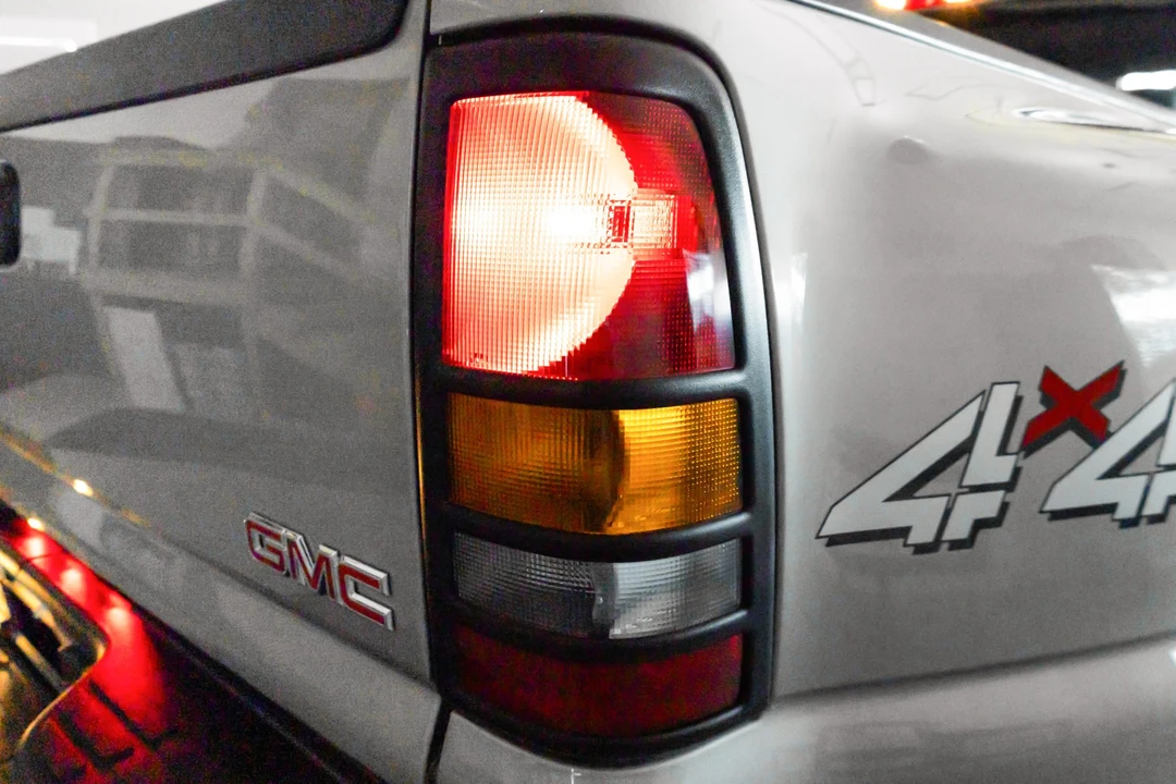 2004 GMC Sierra Heavy Duty 2nd Gen - Image 14 of 31