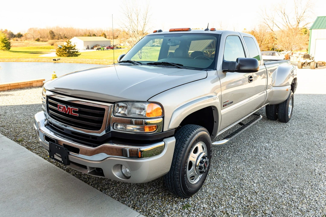 2004 GMC Sierra Heavy Duty 2nd Gen - Image 2 of 31