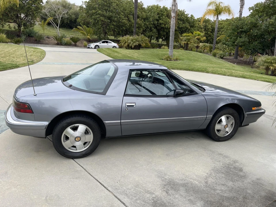 1990 Buick Reatta - Image 11 of 31