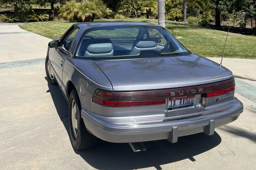 1990 Buick Reatta - Image 6 of 31