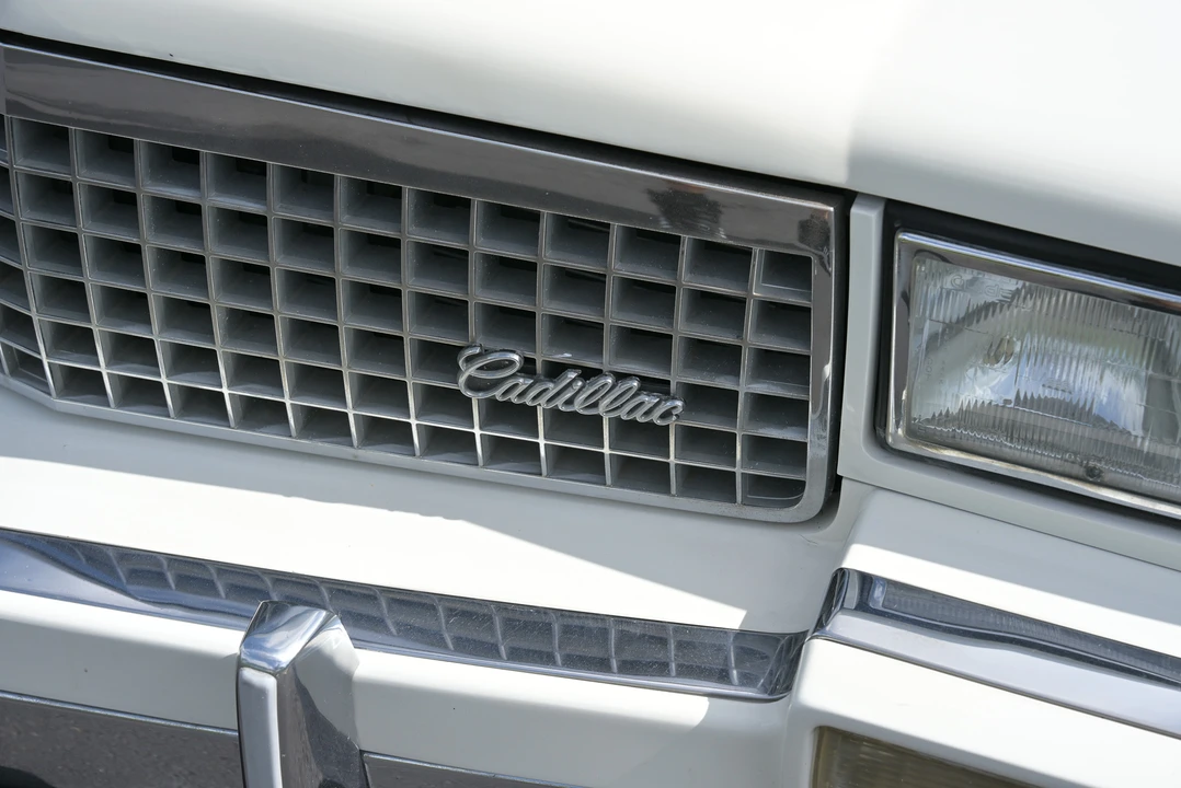 1990 Cadillac DeVille 7th Gen - Image 23 of 31