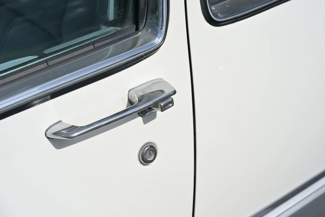 1990 Cadillac DeVille 7th Gen - Image 16 of 31