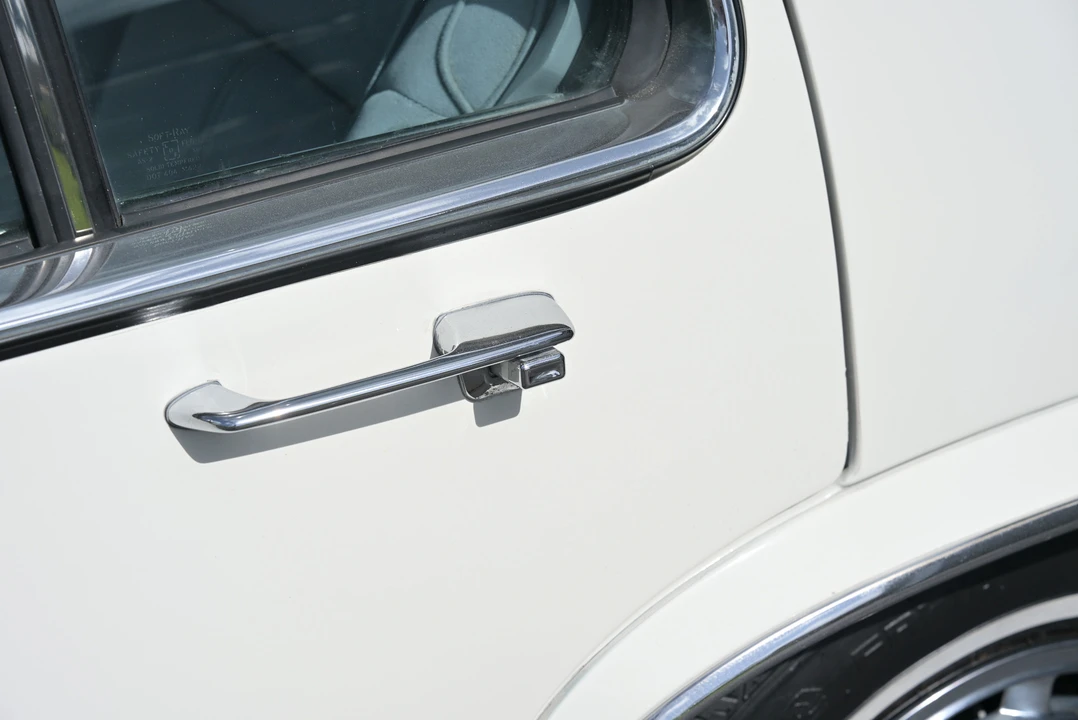 1990 Cadillac DeVille 7th Gen - Image 18 of 31