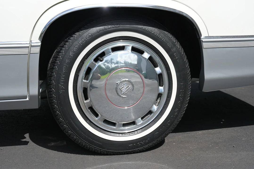 1990 Cadillac DeVille 7th Gen - Image 26 of 31