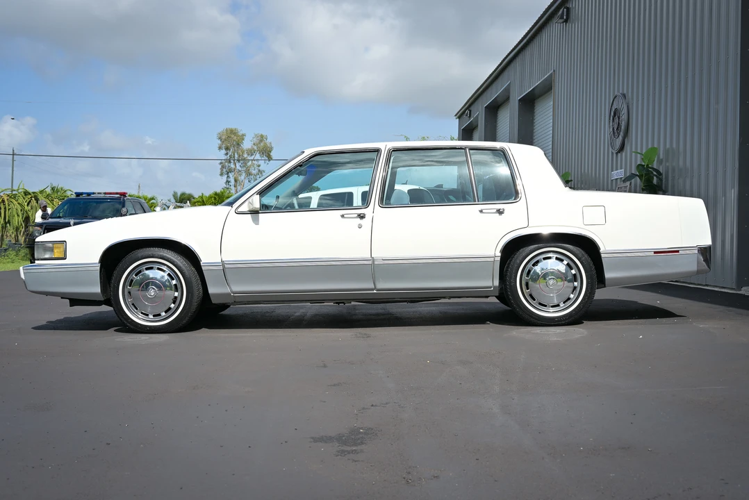 1990 Cadillac DeVille 7th Gen - Image 8 of 31