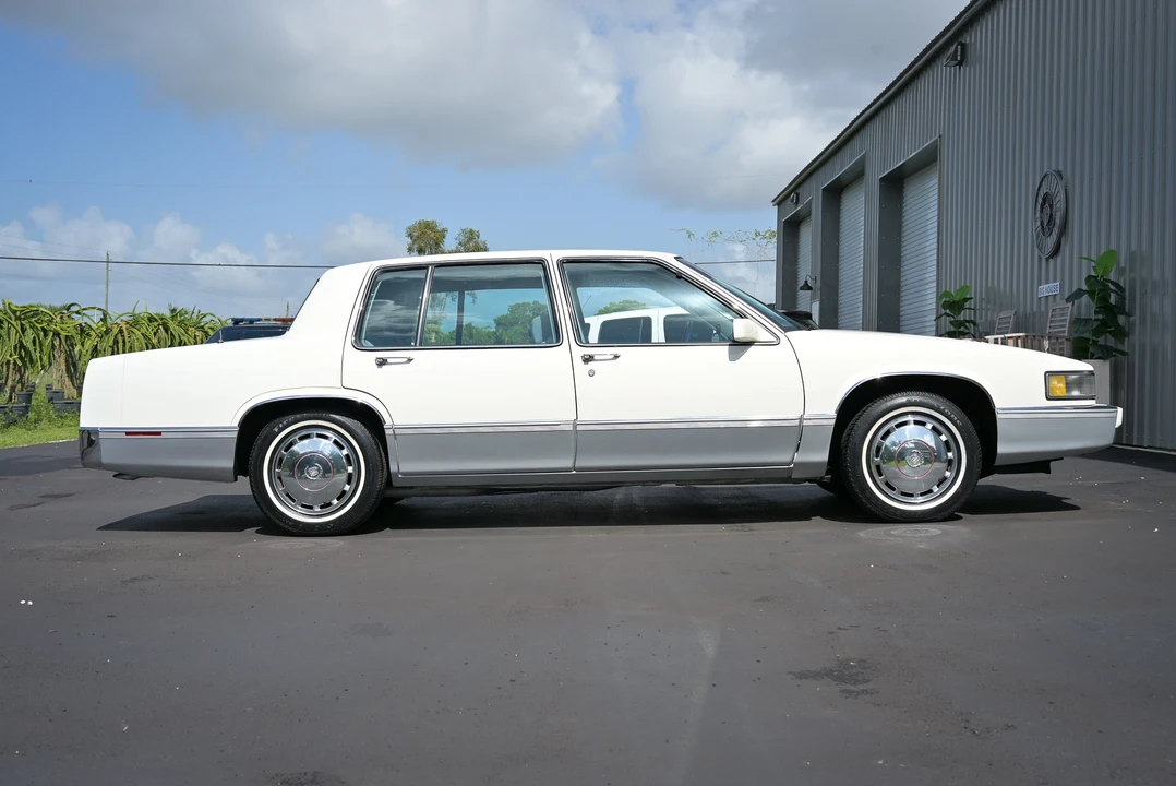 1990 Cadillac DeVille 7th Gen - Image 4 of 31