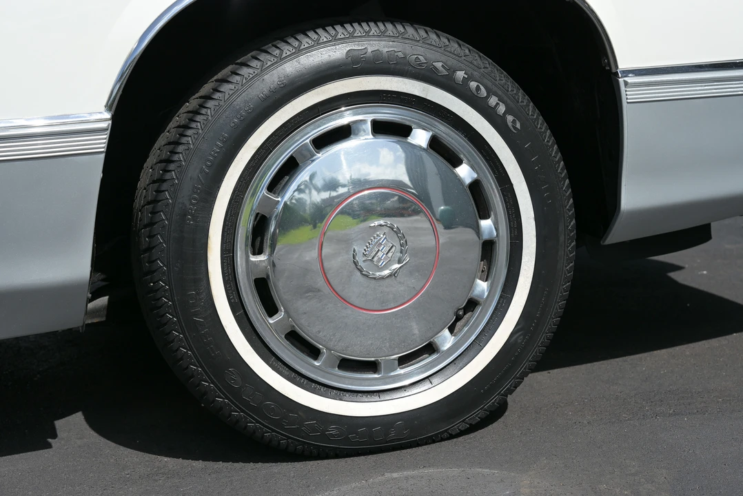 1990 Cadillac DeVille 7th Gen - Image 28 of 31