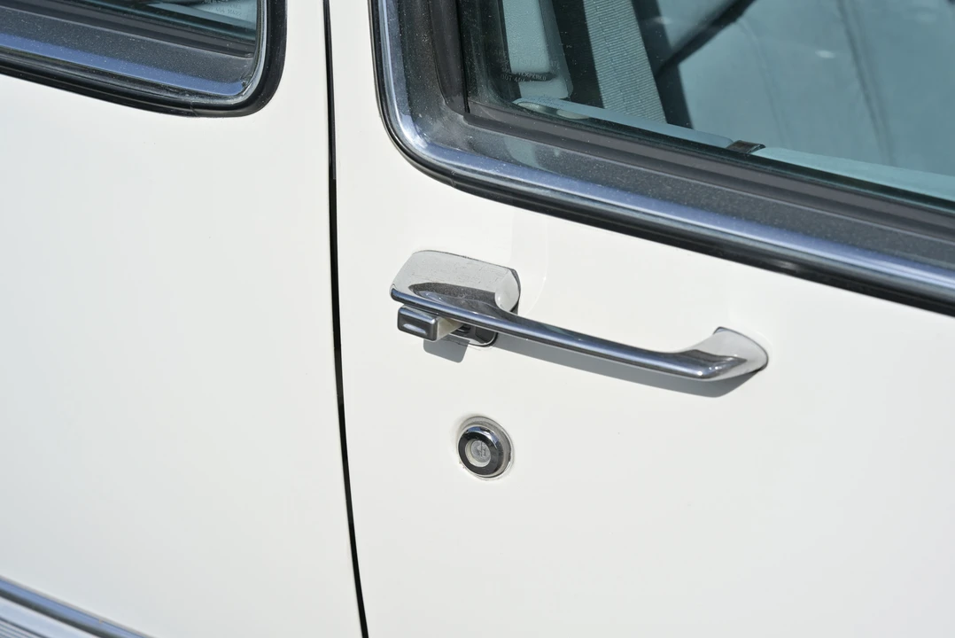 1990 Cadillac DeVille 7th Gen - Image 15 of 31