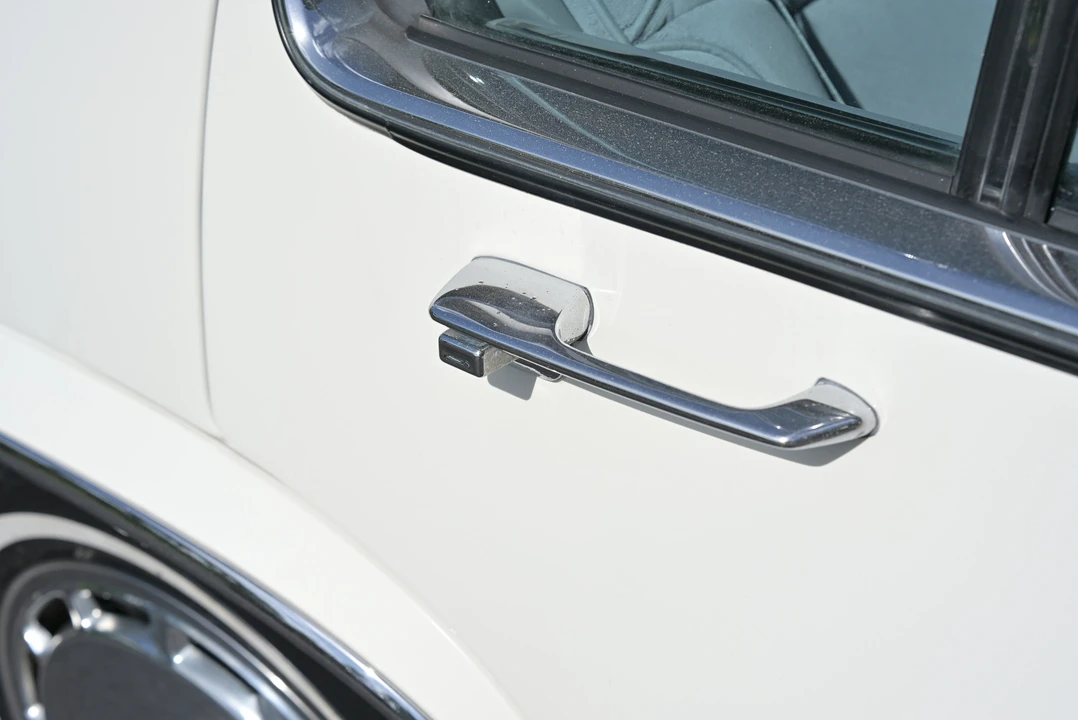 1990 Cadillac DeVille 7th Gen - Image 17 of 31