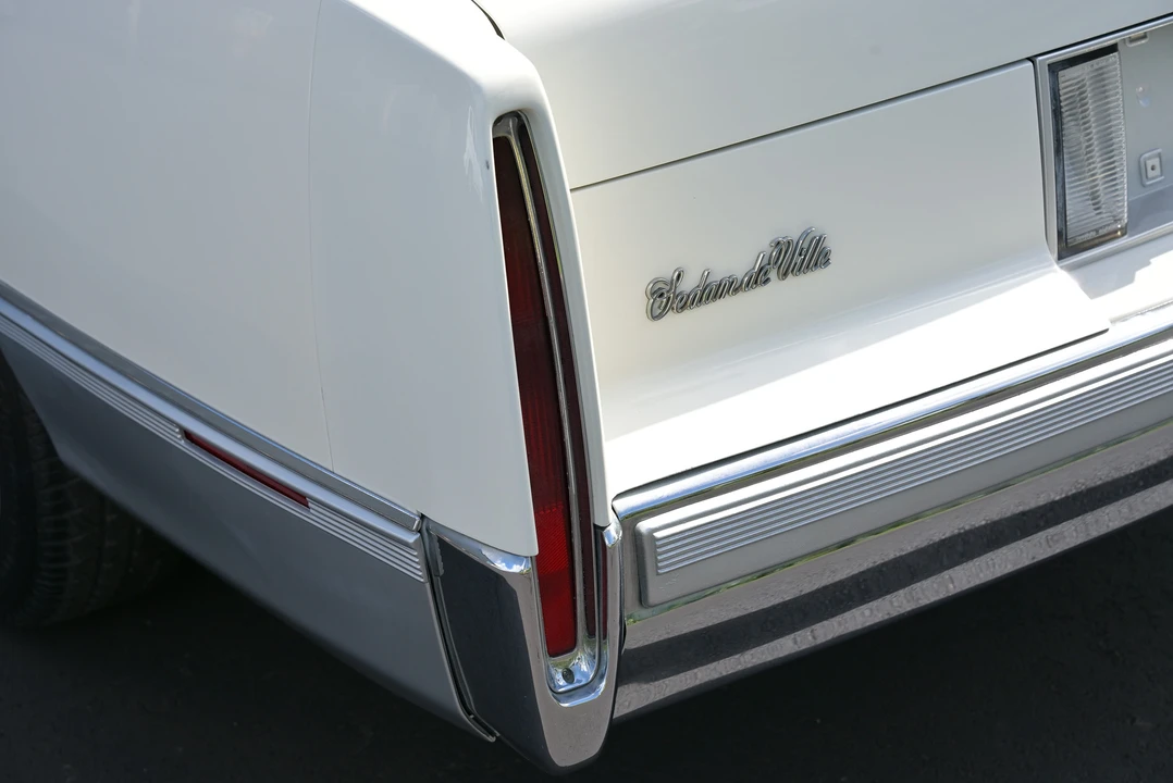 1990 Cadillac DeVille 7th Gen - Image 11 of 31