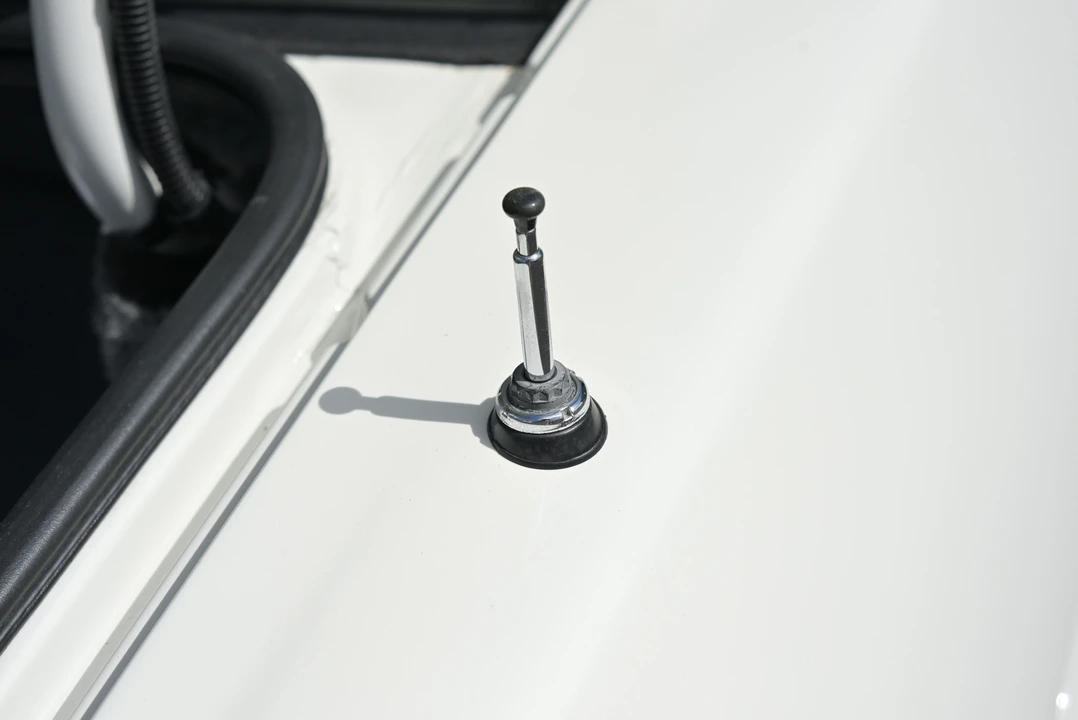 1990 Cadillac DeVille 7th Gen - Image 20 of 31