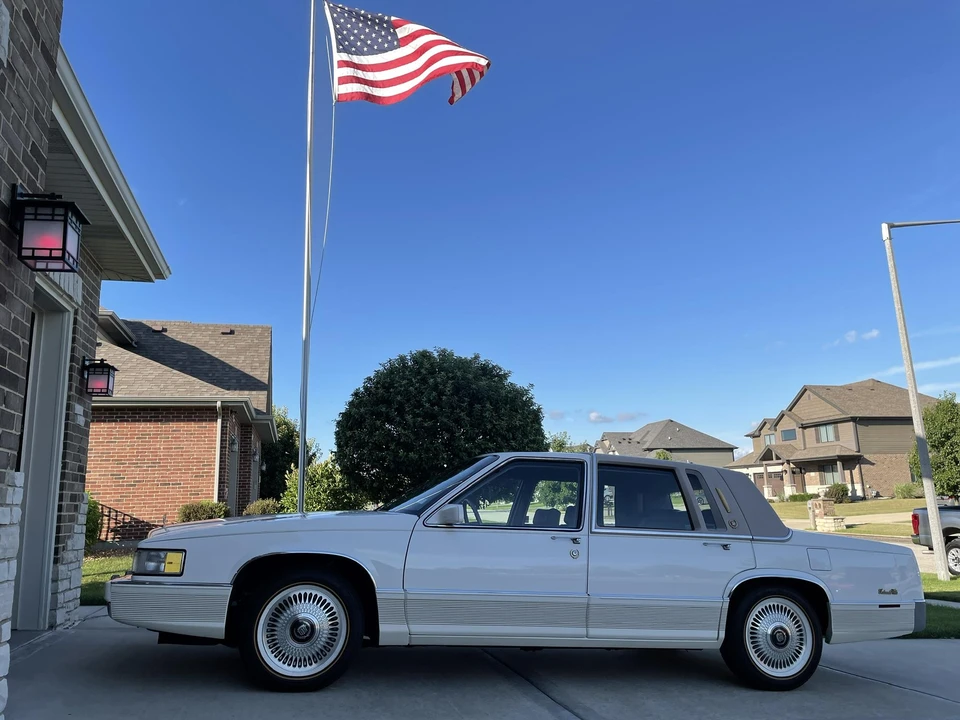 1990 Cadillac DeVille 7th Gen - Image 2 of 31