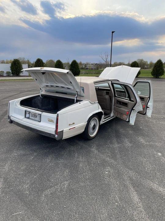 1990 Cadillac DeVille 7th Gen - Image 21 of 31