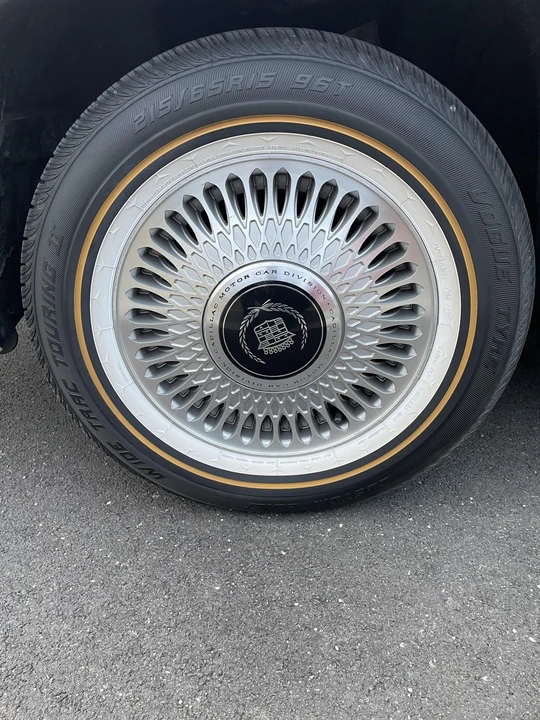 1990 Cadillac DeVille 7th Gen - Image 23 of 31