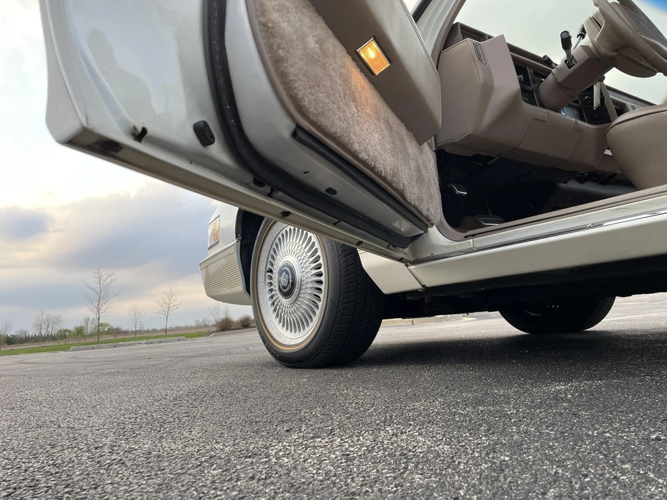 1990 Cadillac DeVille 7th Gen - Image 28 of 31