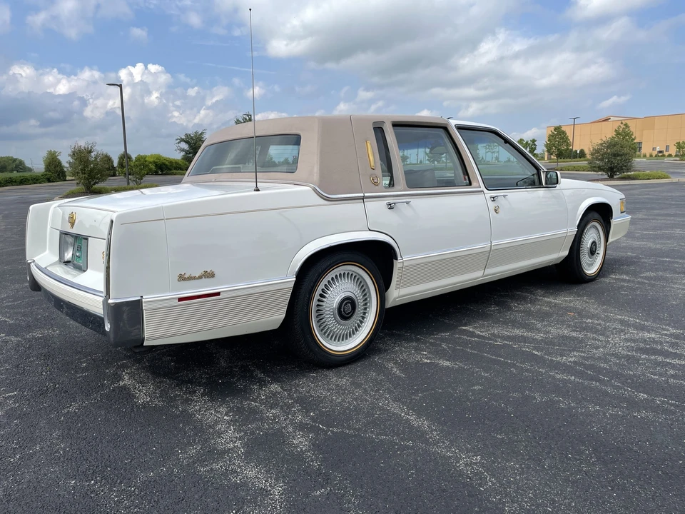 1990 Cadillac DeVille 7th Gen - Image 9 of 31