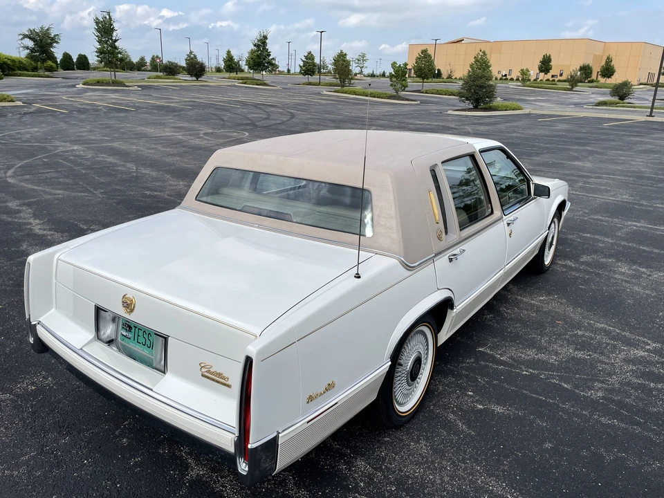 1990 Cadillac DeVille 7th Gen - Image 11 of 31