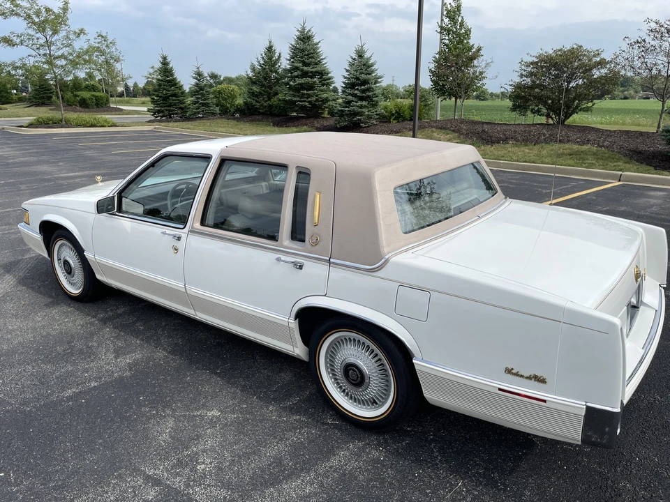 1990 Cadillac DeVille 7th Gen - Image 12 of 31