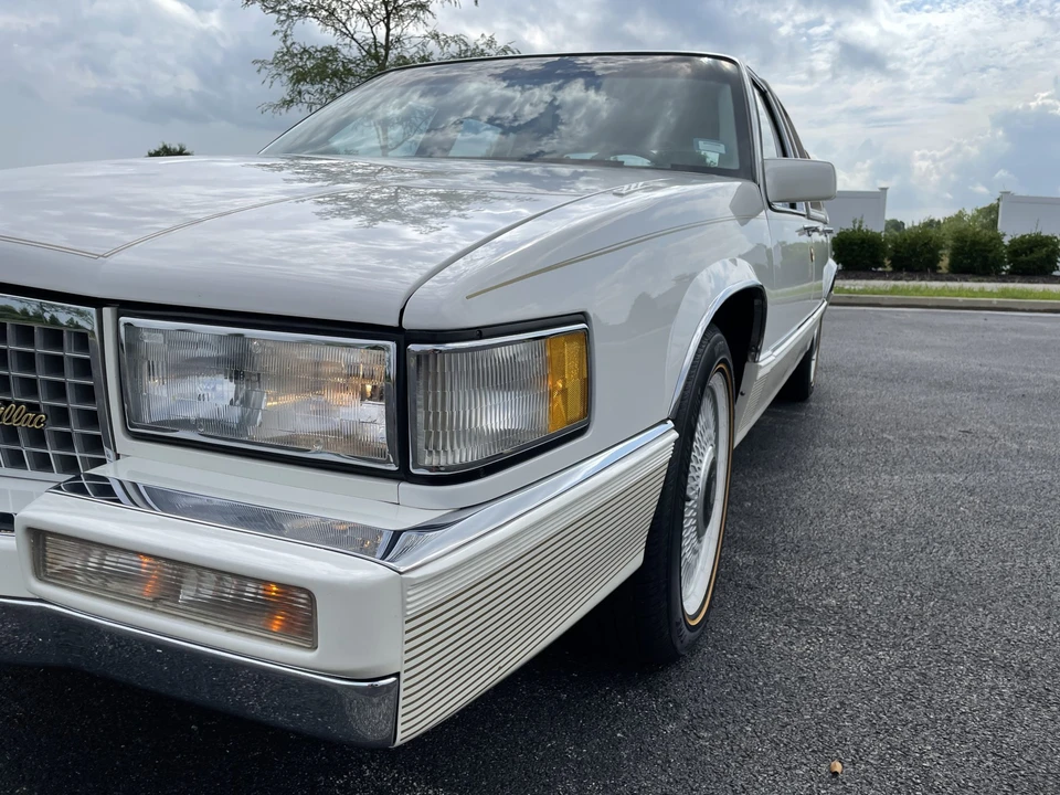 1990 Cadillac DeVille 7th Gen - Image 17 of 31