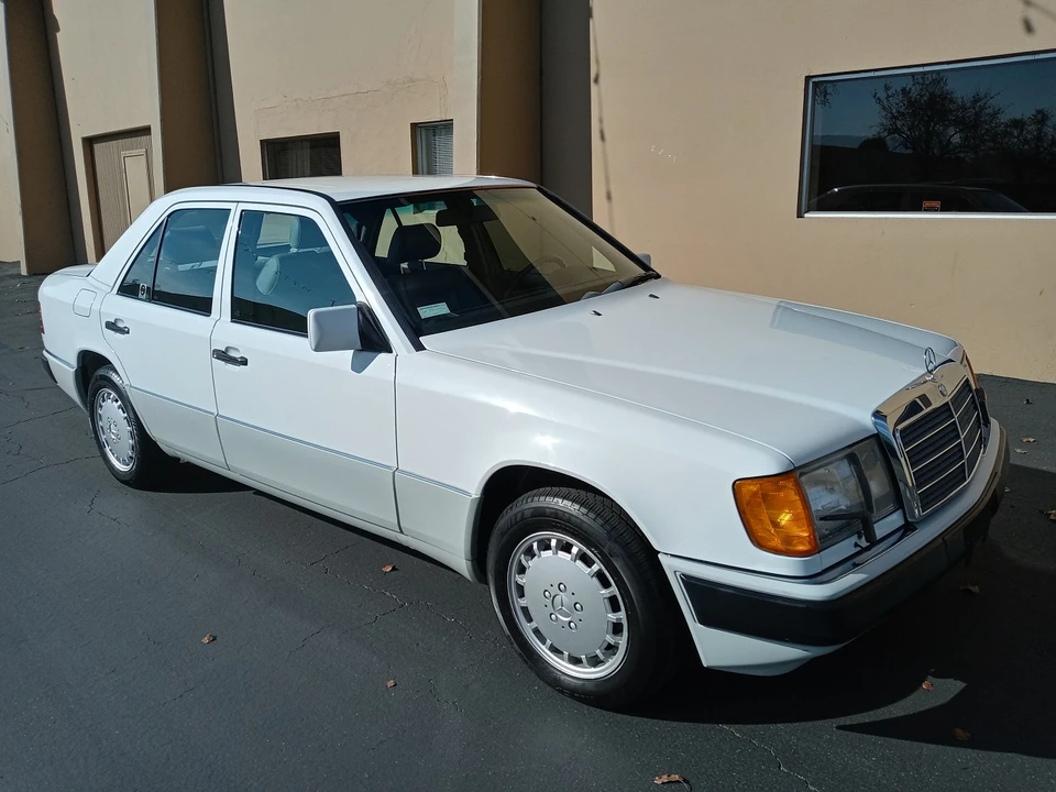 1991 Mercedes-Benz W124 E-Class - Image 2 of 31