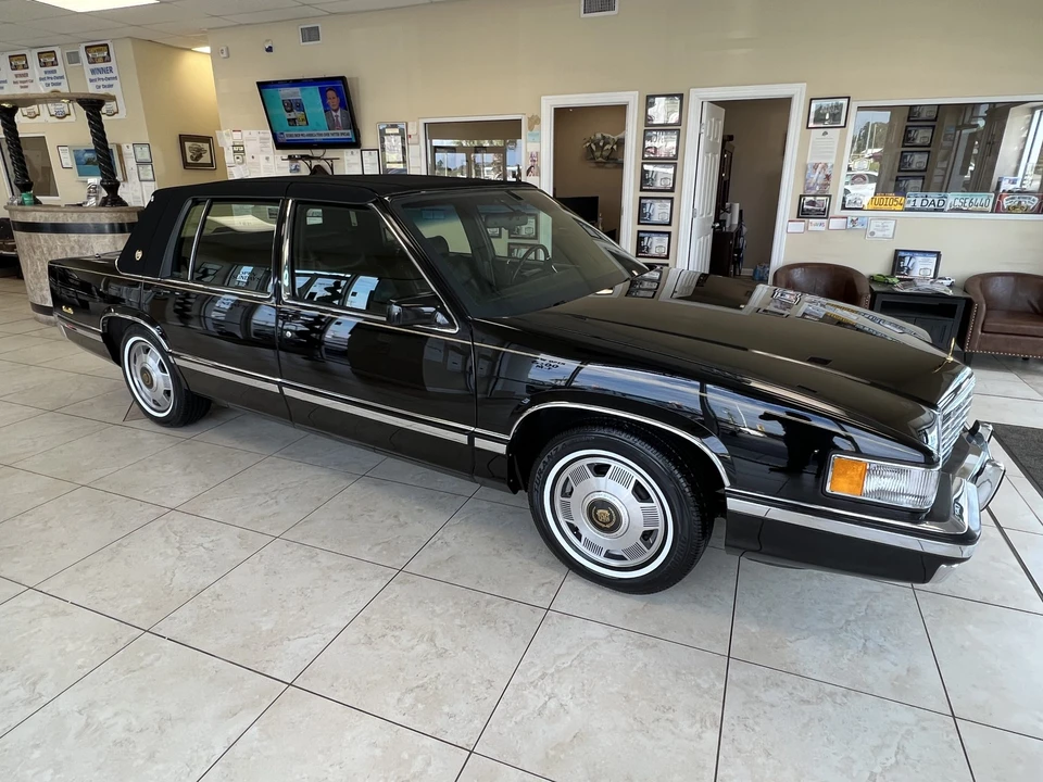 1992 Cadillac DeVille 7th Gen - Image 17 of 31