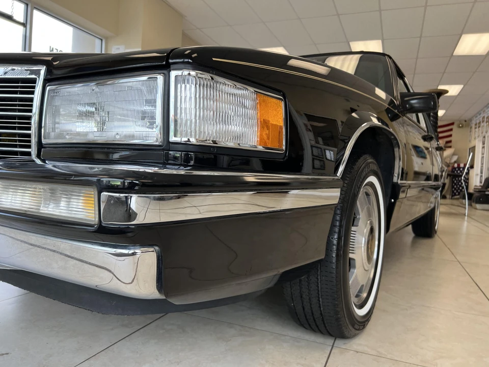 1992 Cadillac DeVille 7th Gen - Image 24 of 31