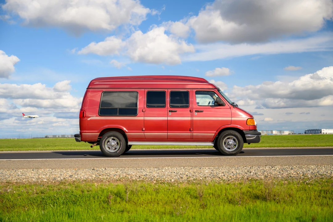 1999 Dodge Ram Van - Image 10 of 31