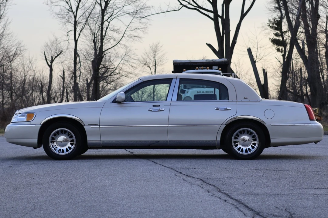 2001 Lincoln Town Car - Image 3 of 7