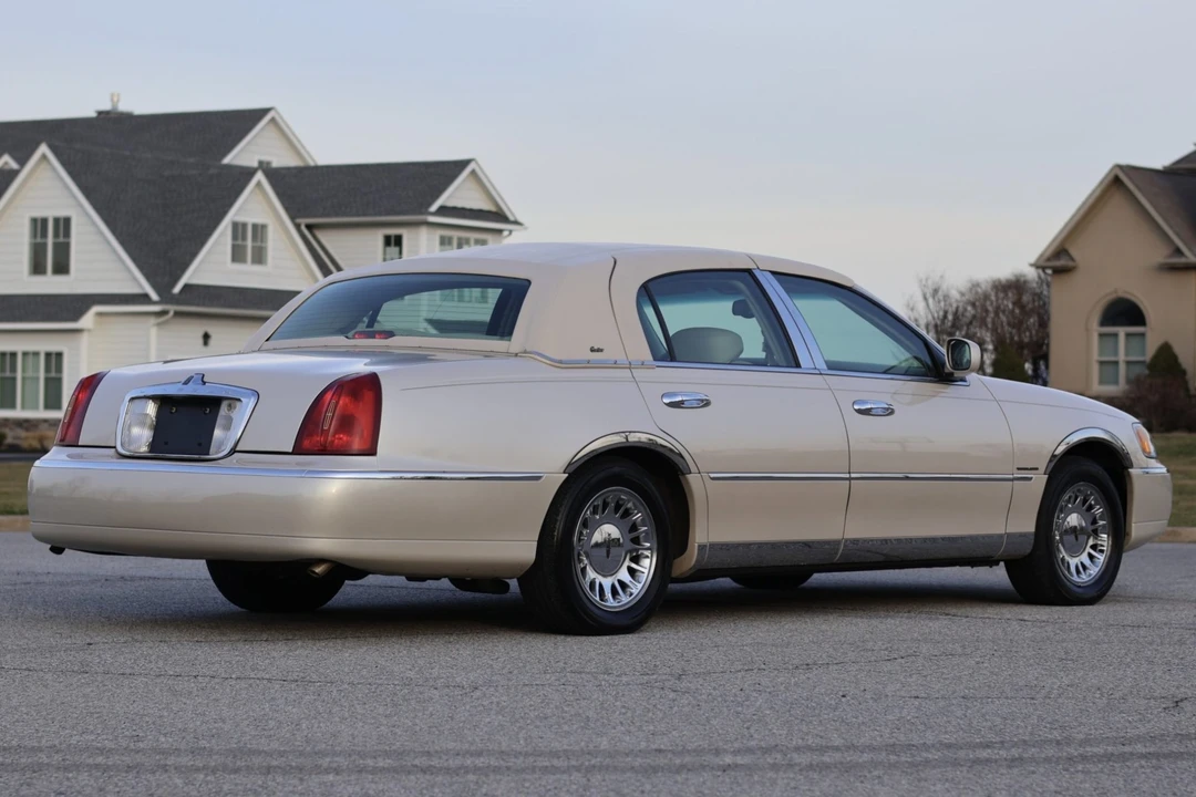 2001 Lincoln Town Car - Image 2 of 7