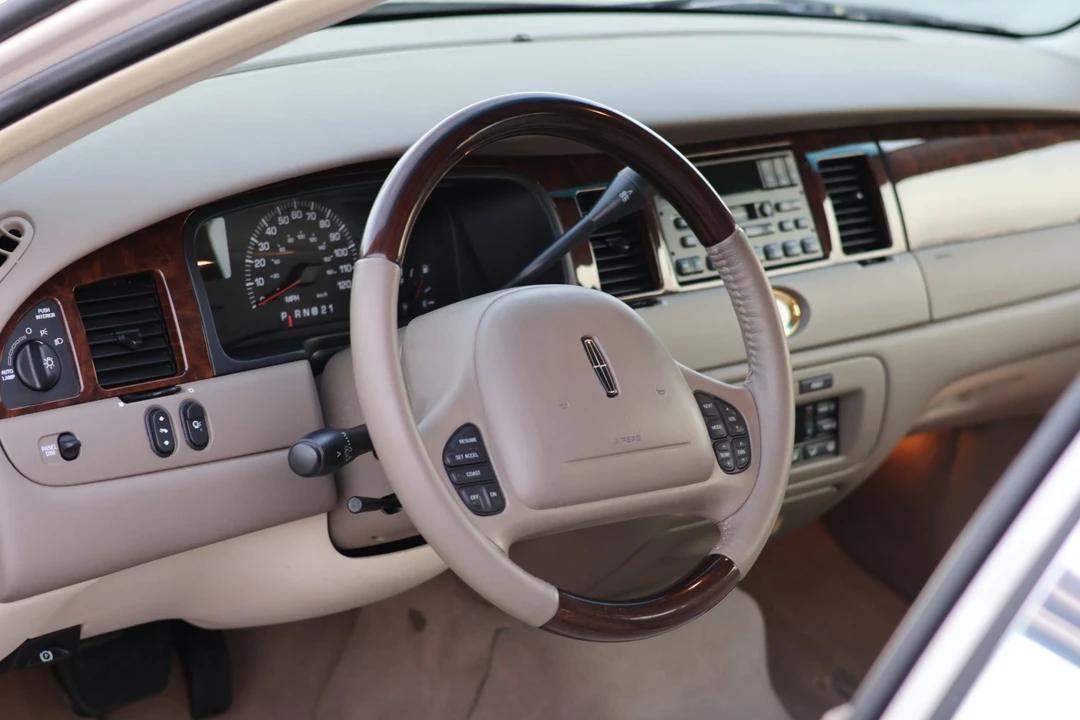 2001 Lincoln Town Car - Image 5 of 7