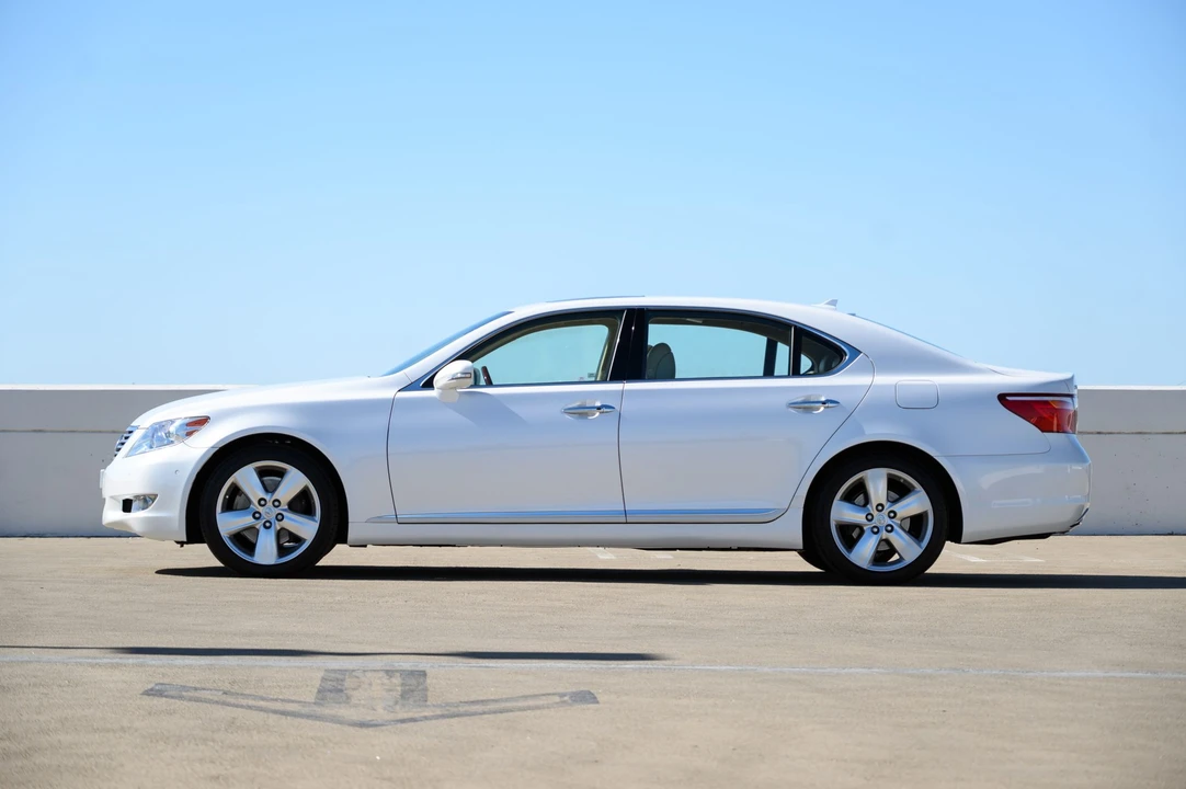 2010 Lexus LS 4th Gen - Image 13 of 31