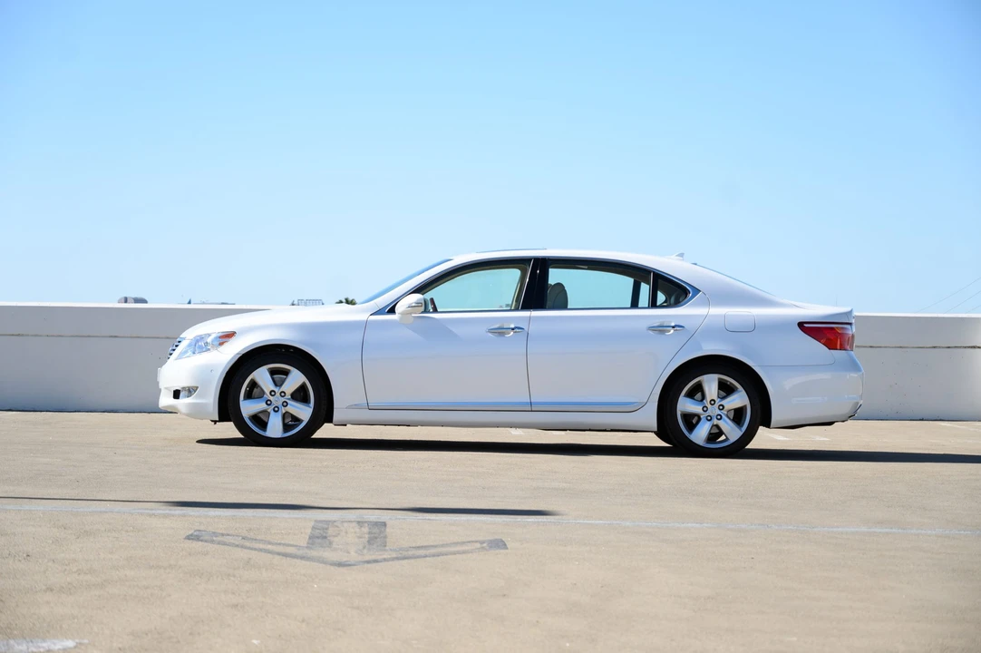 2010 Lexus LS 4th Gen - Image 14 of 31