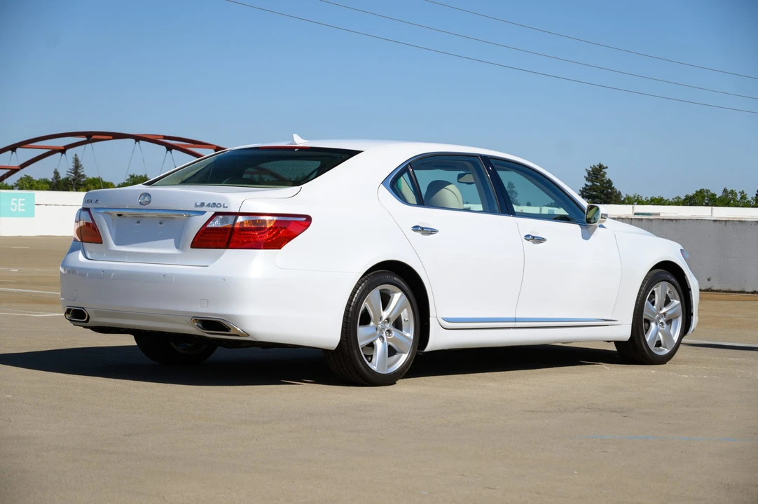 2010 Lexus LS 4th Gen - Image 23 of 31