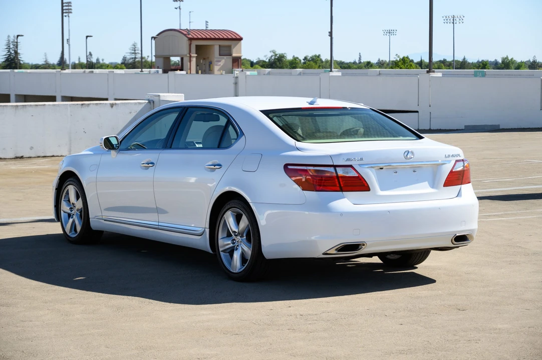 2010 Lexus LS 4th Gen - Image 17 of 31