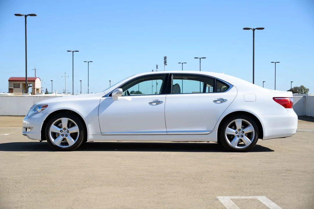 2010 Lexus LS 4th Gen - Image 15 of 31