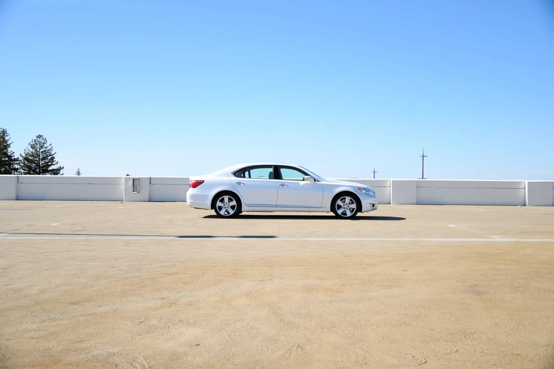 2010 Lexus LS 4th Gen - Image 29 of 31