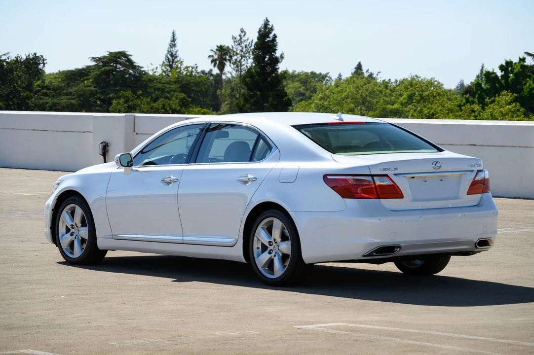 2010 Lexus LS 4th Gen - Image 18 of 31