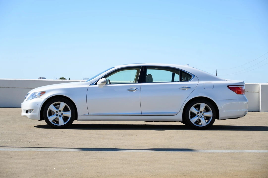 2010 Lexus LS 4th Gen - Image 16 of 31