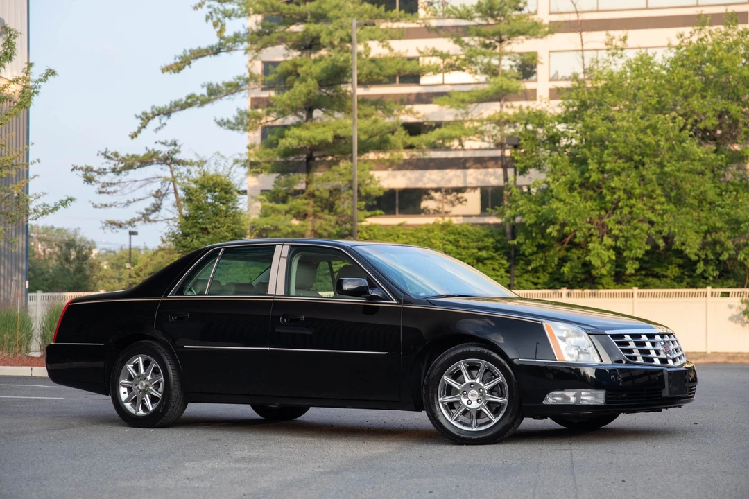 2011 Cadillac DTS - Image 2 of 31