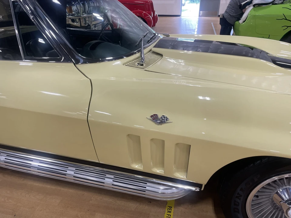1965 Chevrolet Corvette C2 - Image 21 of 31