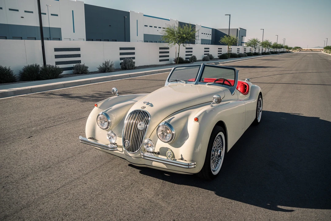 Jaguar Replica - Image 3 of 31